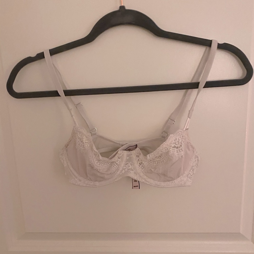 Victoria’s Secret white bra. Size 32B.